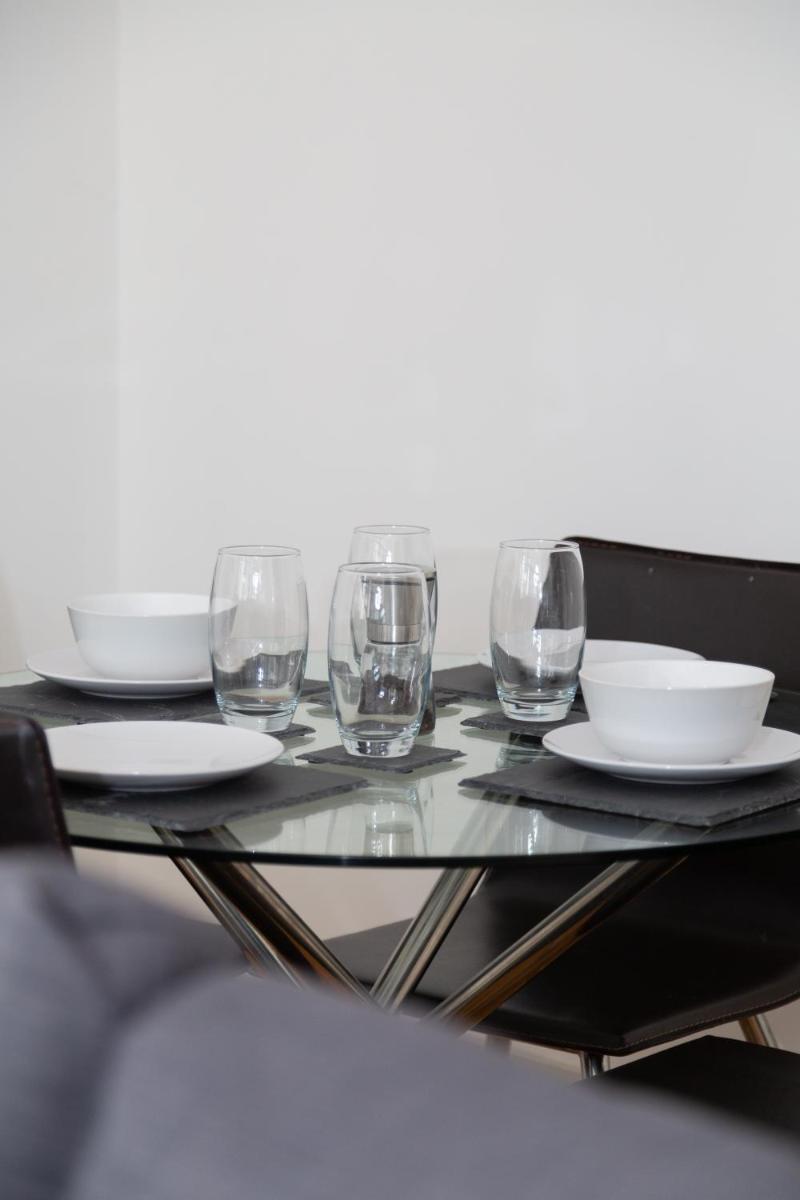 Serviced Apartment In Liverpool City Centre - Free Parking - Balcony - by Happy Days - Housity