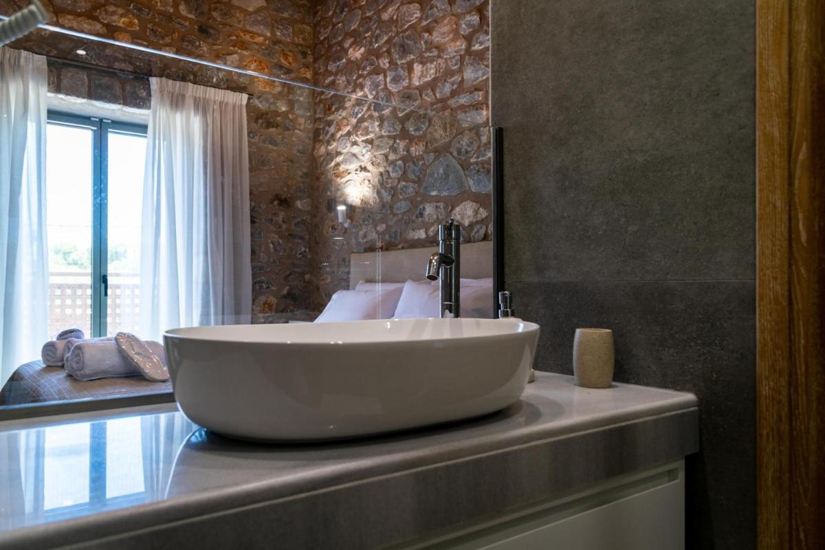 Petras Gi - Stone Houses - Housity