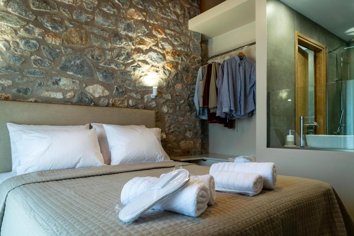 Petras Gi - Stone Houses - Housity