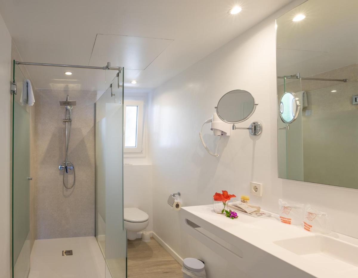 Un baño de Hotel Club Es Talaial