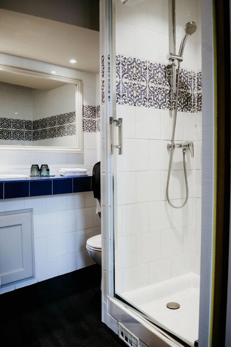 Salle de bains dans l'établissement La villa 10 HÔTEL SPA