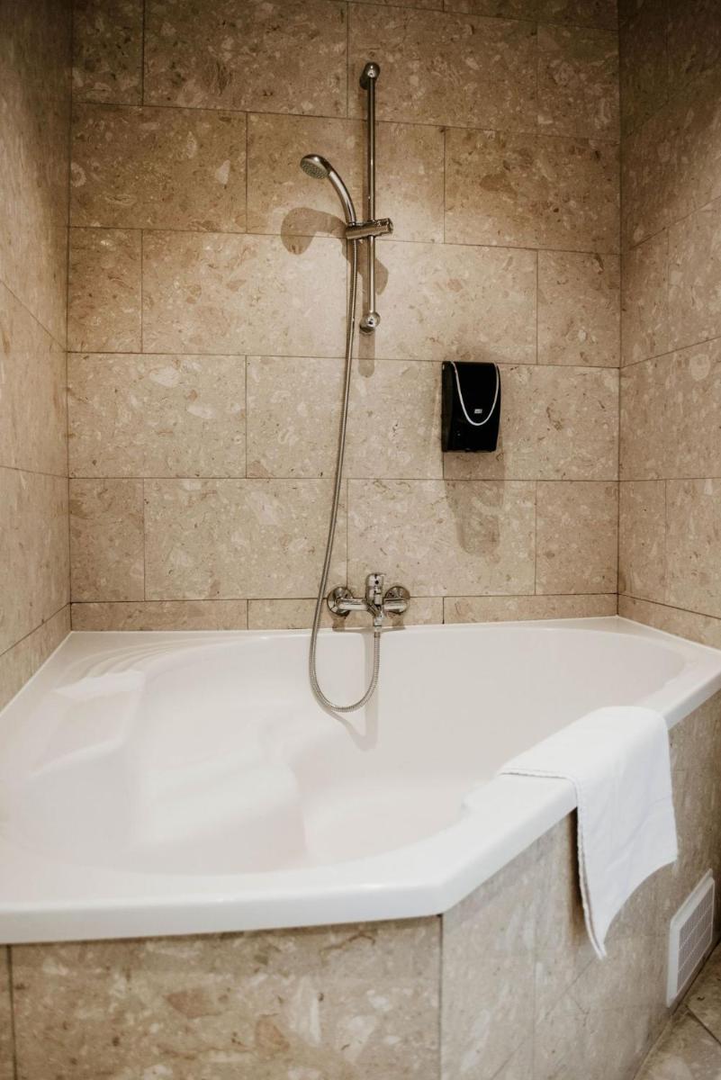Salle de bains dans l'établissement La villa 10 HÔTEL SPA