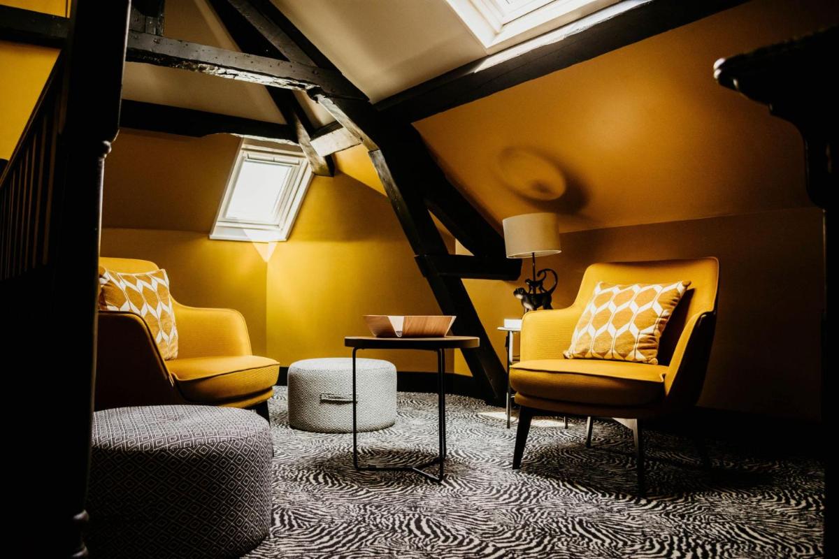 Coin salon dans l'établissement La villa 10 HÔTEL SPA