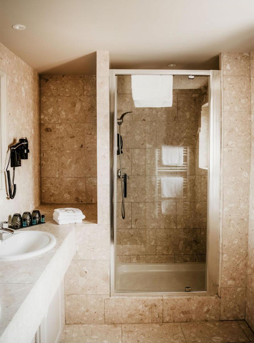 Salle de bains dans l'établissement La villa 10 HÔTEL SPA