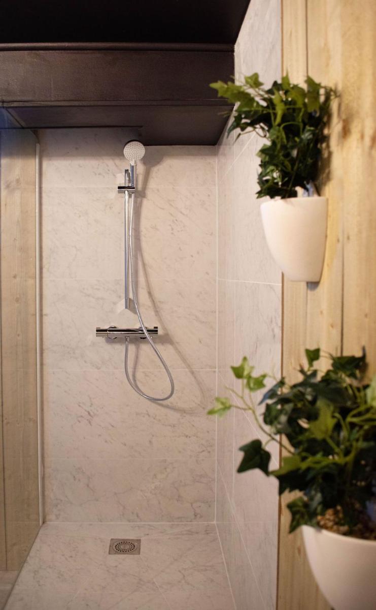 Salle de bains dans l'établissement La villa 10 HÔTEL SPA