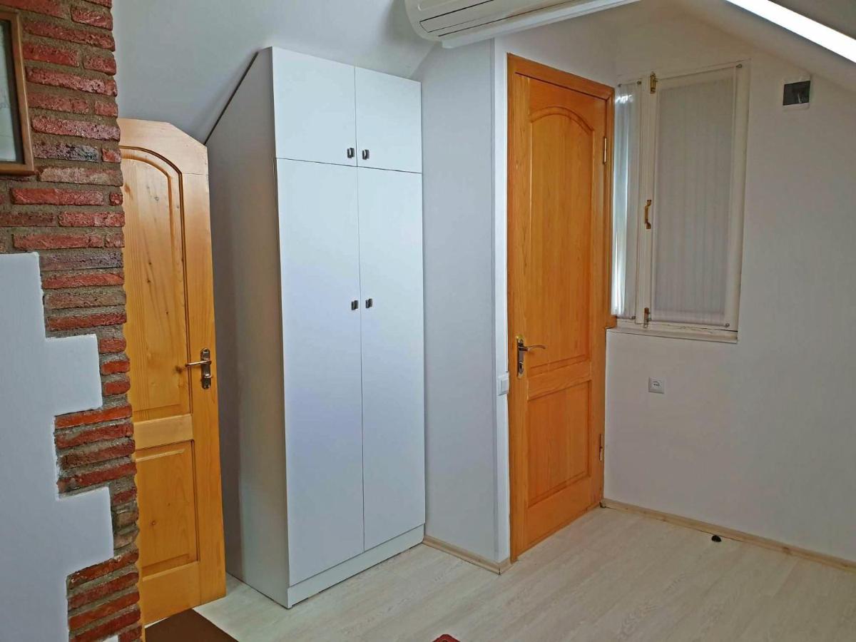 Gomi 20 - Housity