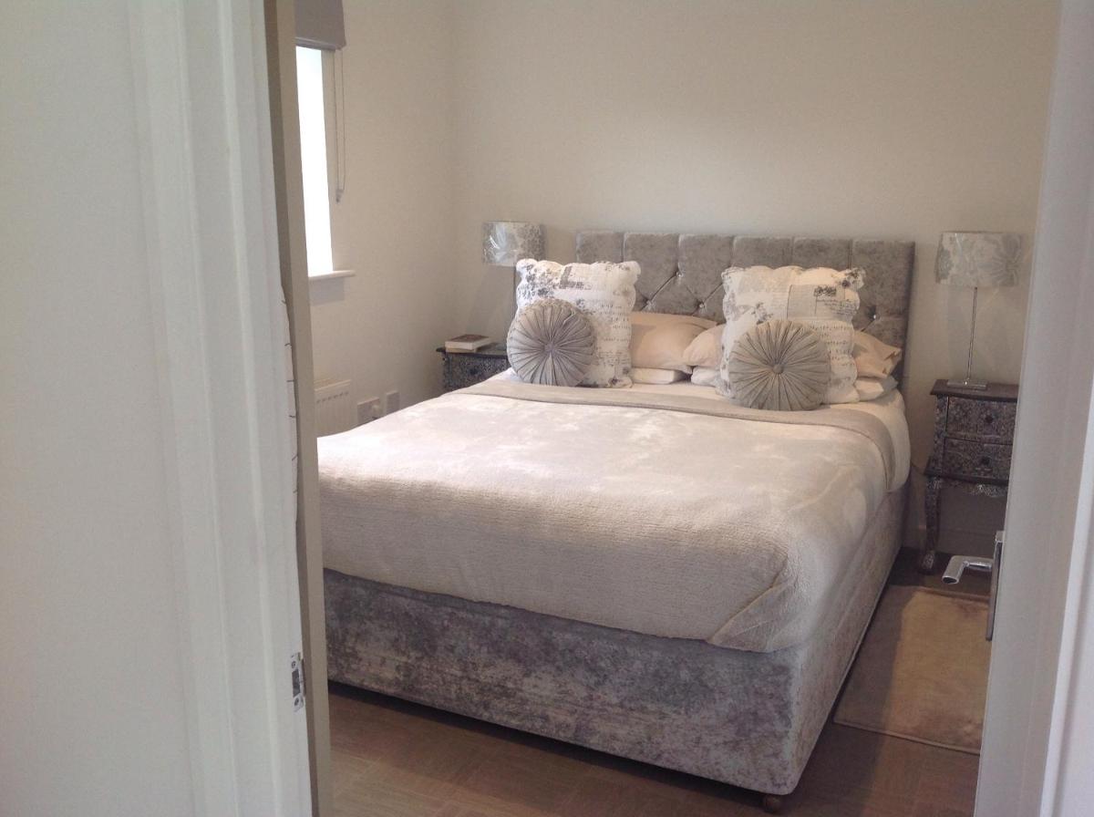 Oakleigh 1 bed ground floor garden view apartment FREE ONSITE PARKING - Housity