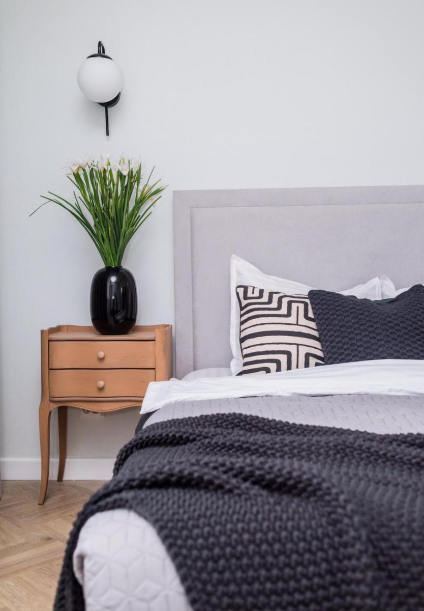 Explore the City from Its Center in a Chic Balcony Apartment - Hizvo