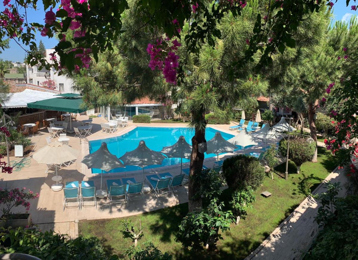 Moonshine Hotel & Suites - Housity