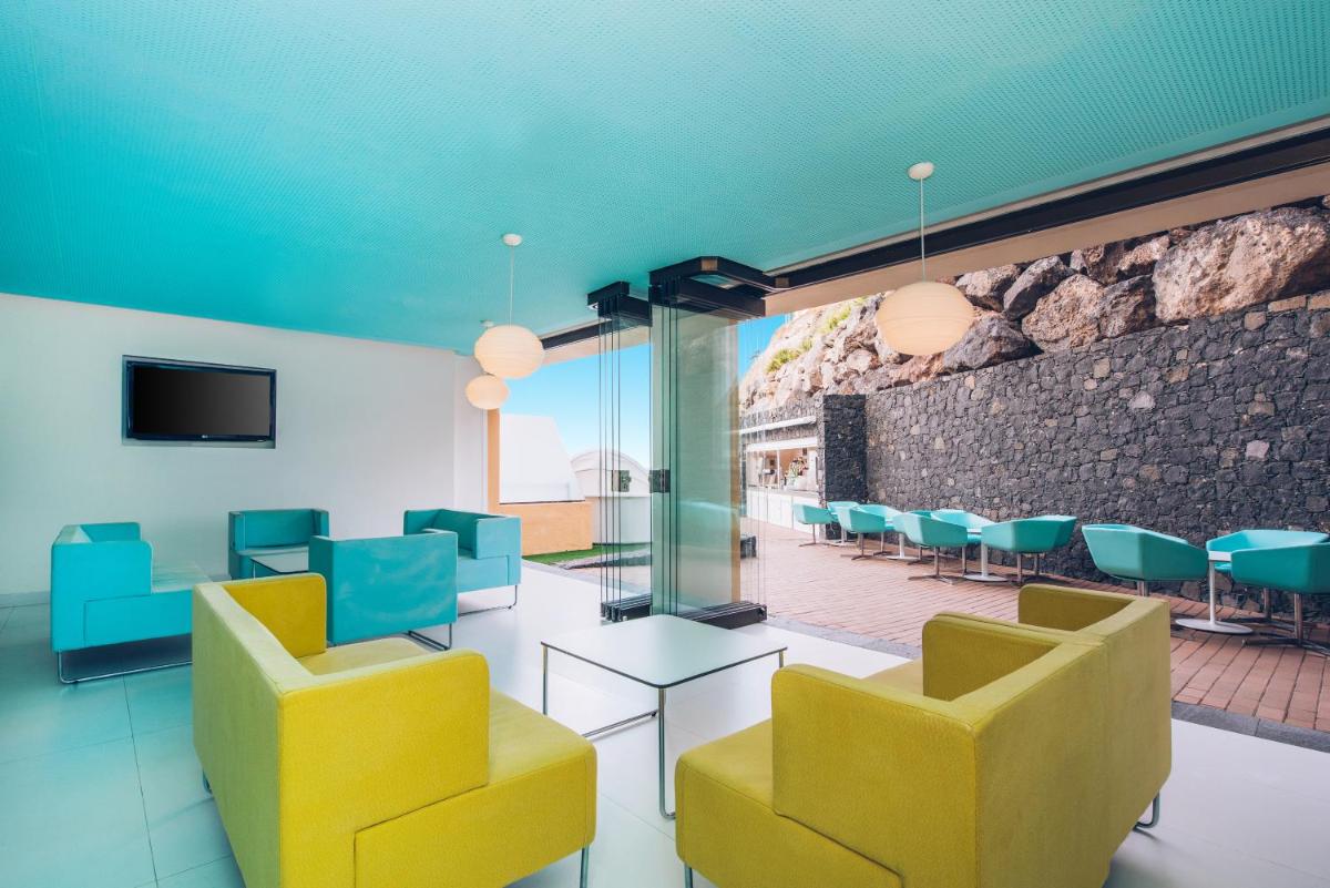 Una televisión o centro de entretenimiento en Iberostar Waves Playa Gaviotas All Inclusive