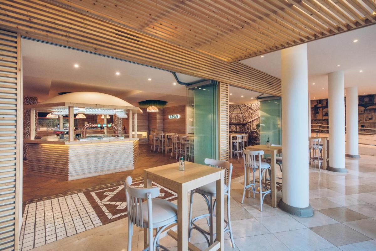 Un restaurante o sitio para comer en Iberostar Waves Playa Gaviotas All Inclusive