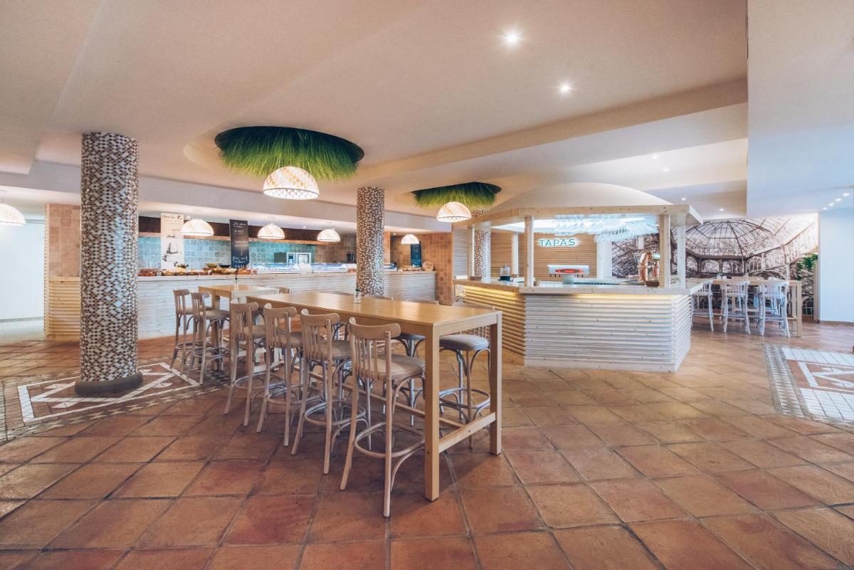Un restaurante o sitio para comer en Iberostar Waves Playa Gaviotas All Inclusive