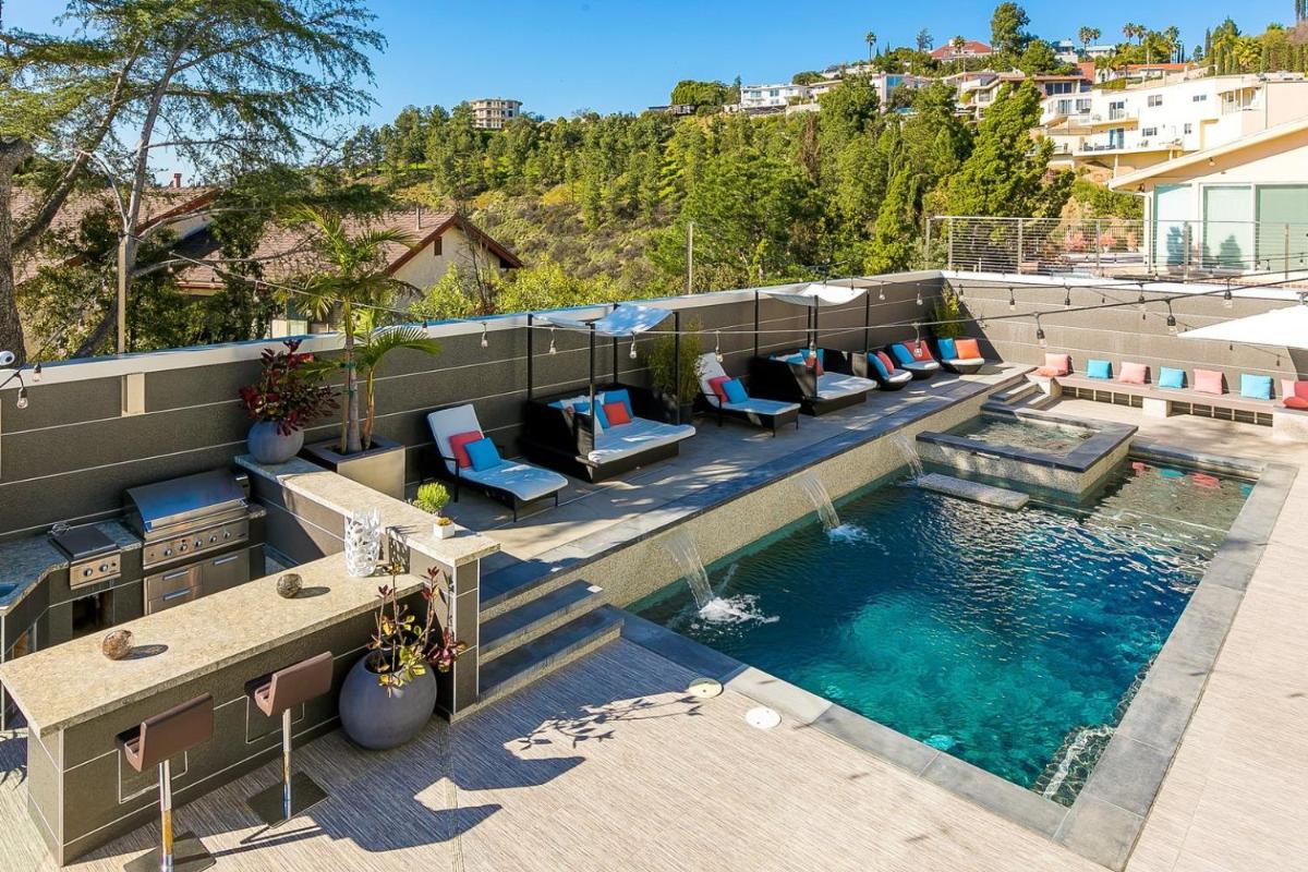 Villa Genesis-HOLLYWOOD ESTATE WITH STUNNING VIEWS - Housity