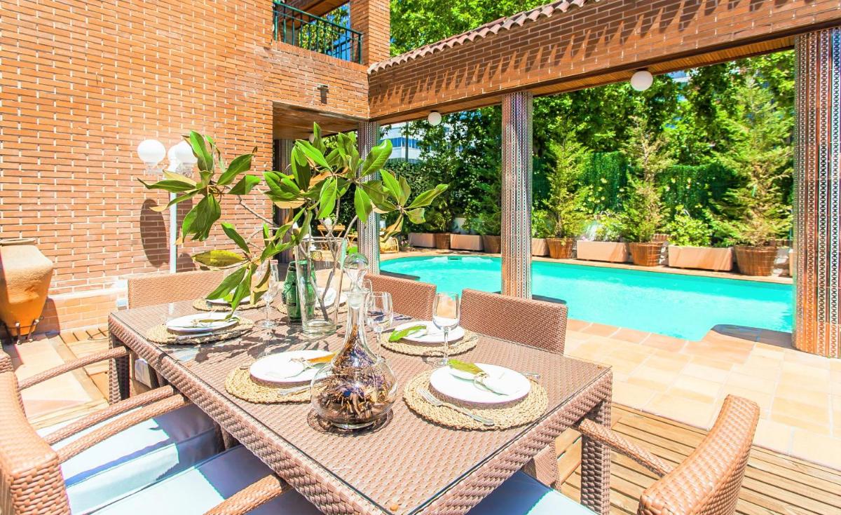 Velazquez Manor House - Housity