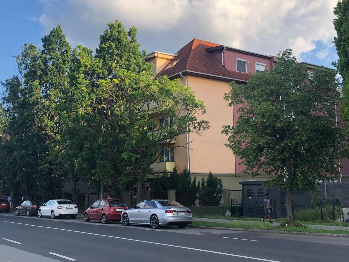 SIMPLY LOVELY Modern Apartment with BALCONY! - Housity