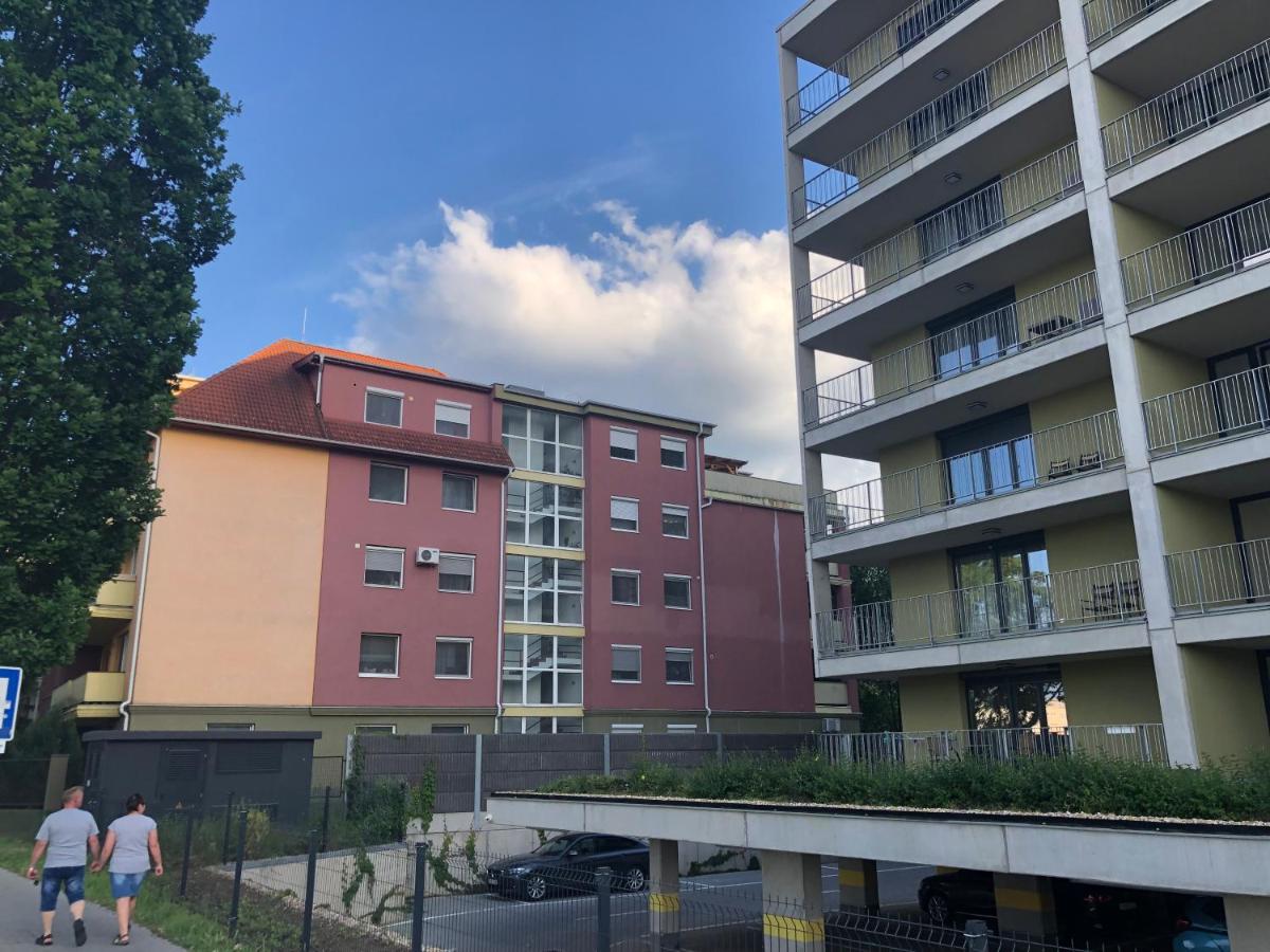 SIMPLY LOVELY Modern Apartment with BALCONY! - Housity