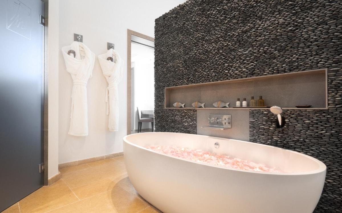 Salle de bains dans l'établissement Le Pre de la Mer
