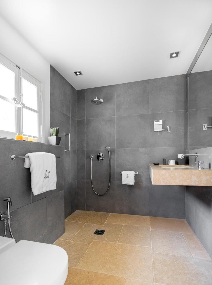 Salle de bains dans l'établissement Le Pre de la Mer