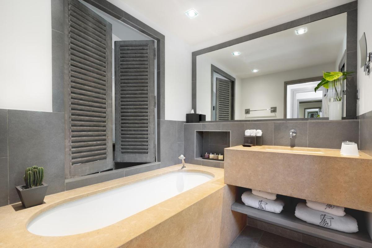 Salle de bains dans l'établissement Le Pre de la Mer