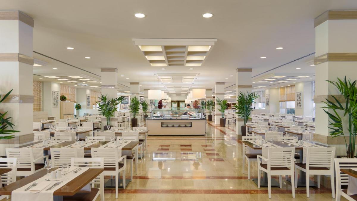 Un restaurante o sitio para comer en H10 Salauris Palace