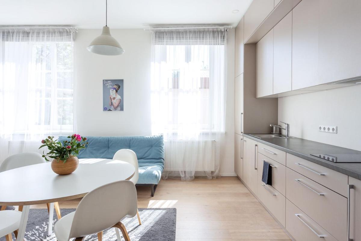 Bright & Cozy Studio In Old Town - Housity