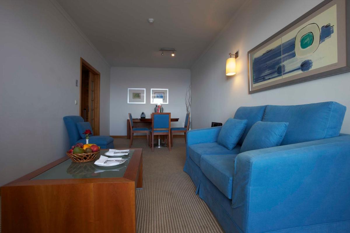 Uma área de estar em Madeira Regency Cliff - Adults Only