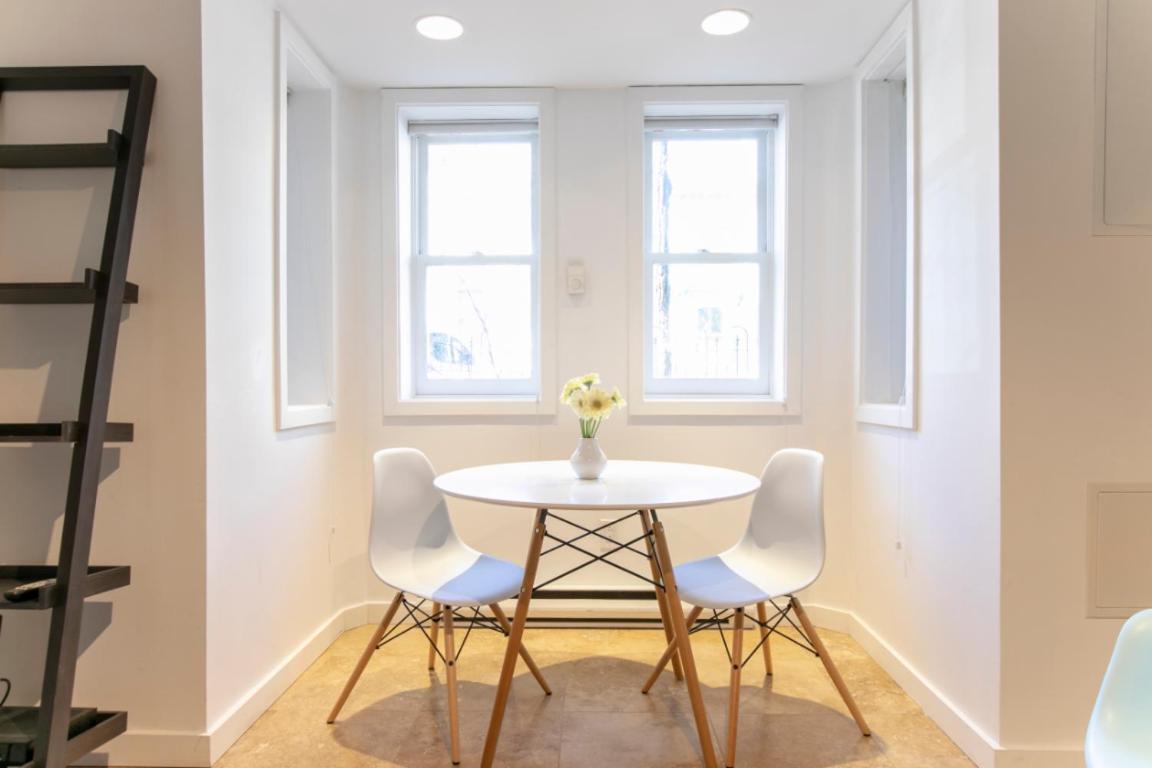 Big Bright 1 BR at U/Shaw + 14th on Quaint Swann - Housity