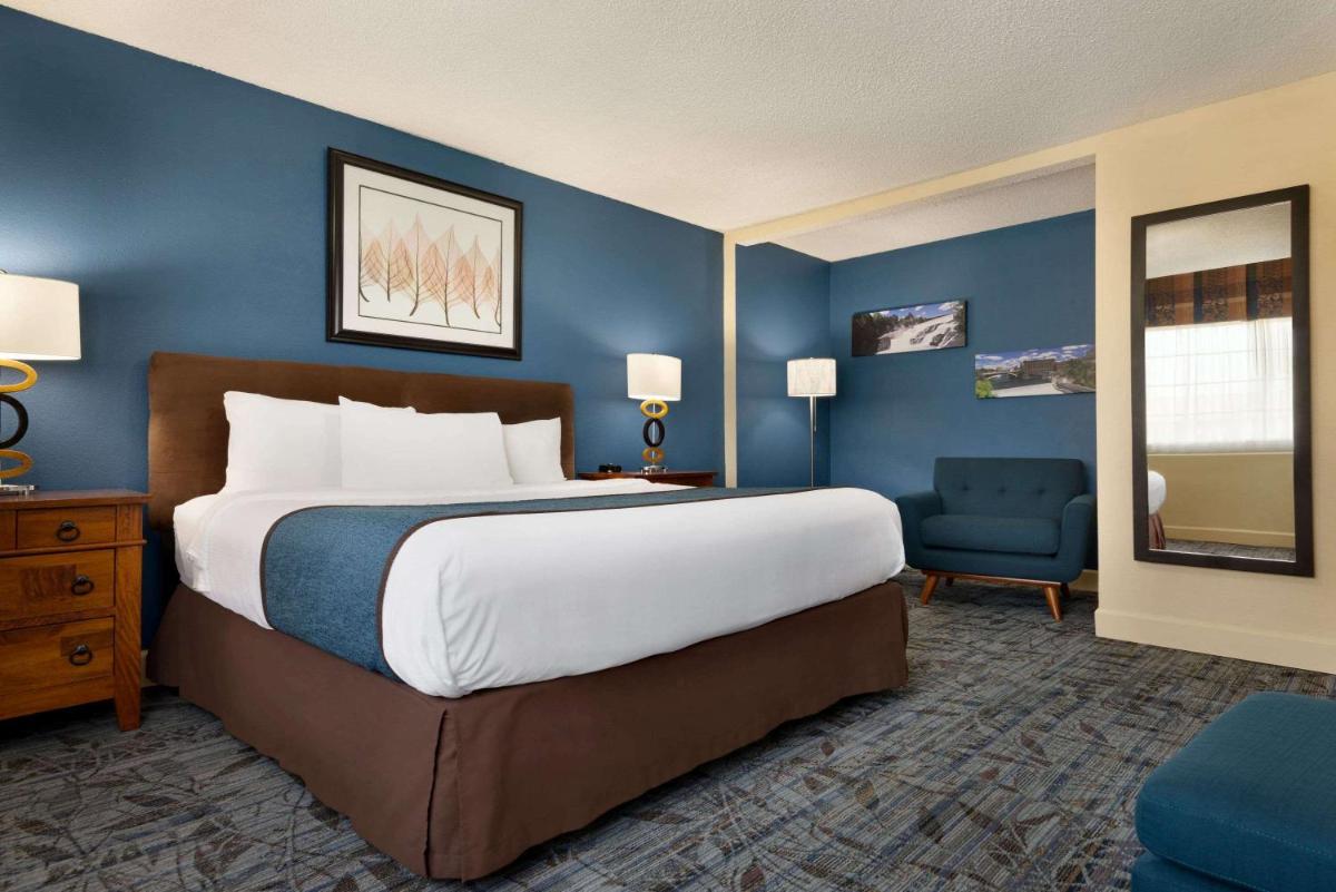 Ramada by Wyndham Spokane Airport - Housity