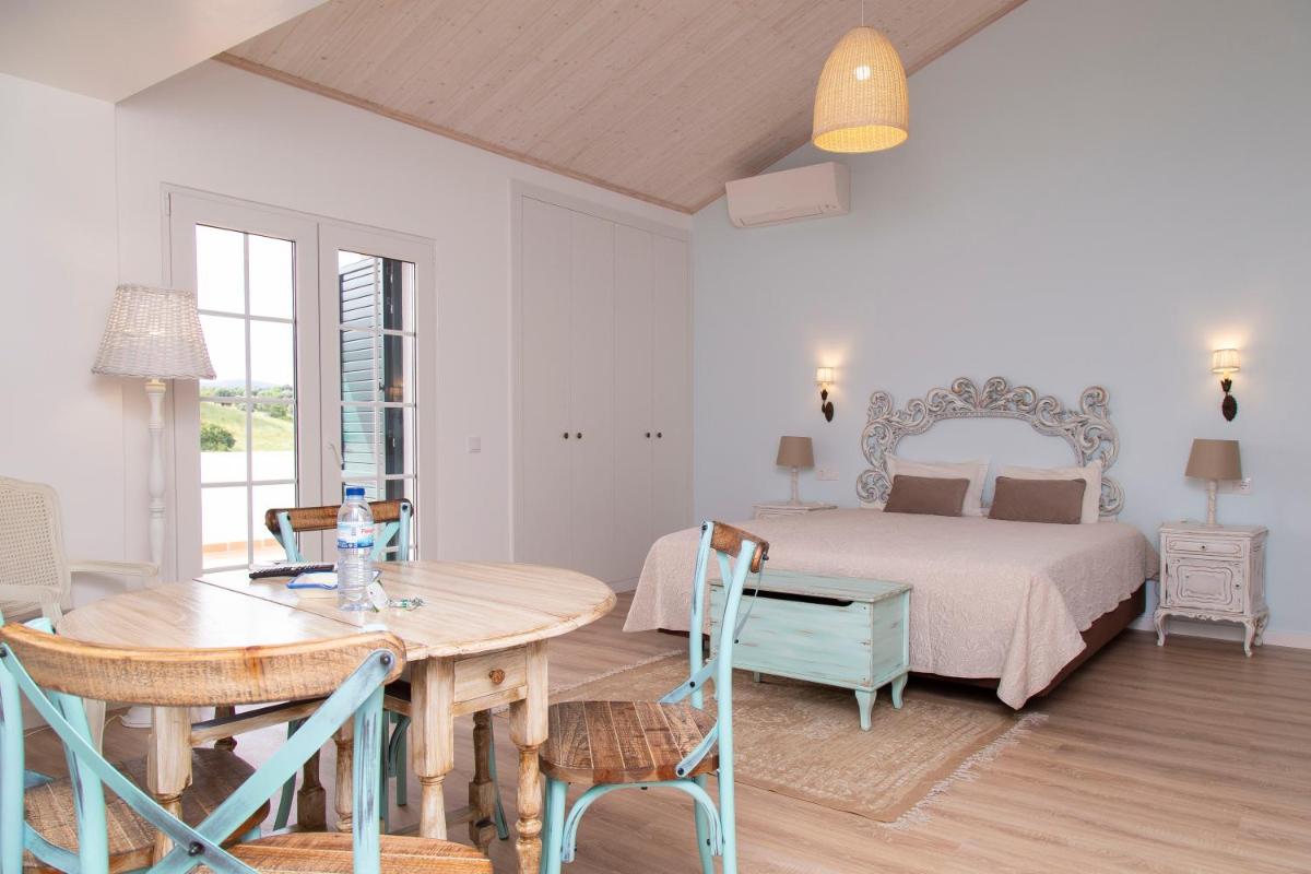 um quarto com uma cama e uma mesa e uma sala de jantar em Aires da Serra Hotel em Torres Novas