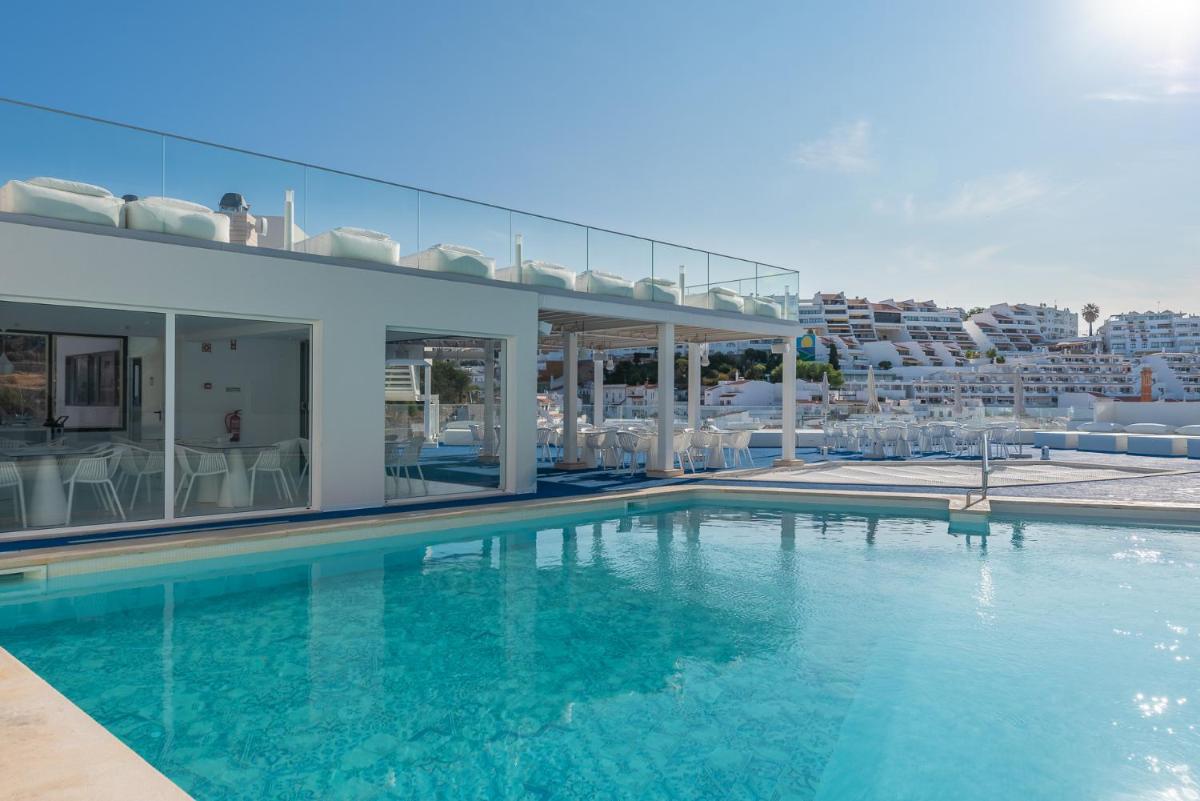 uma piscina no telhado de um prédio em Hotel Indigo Albufeira by IHG em Albufeira