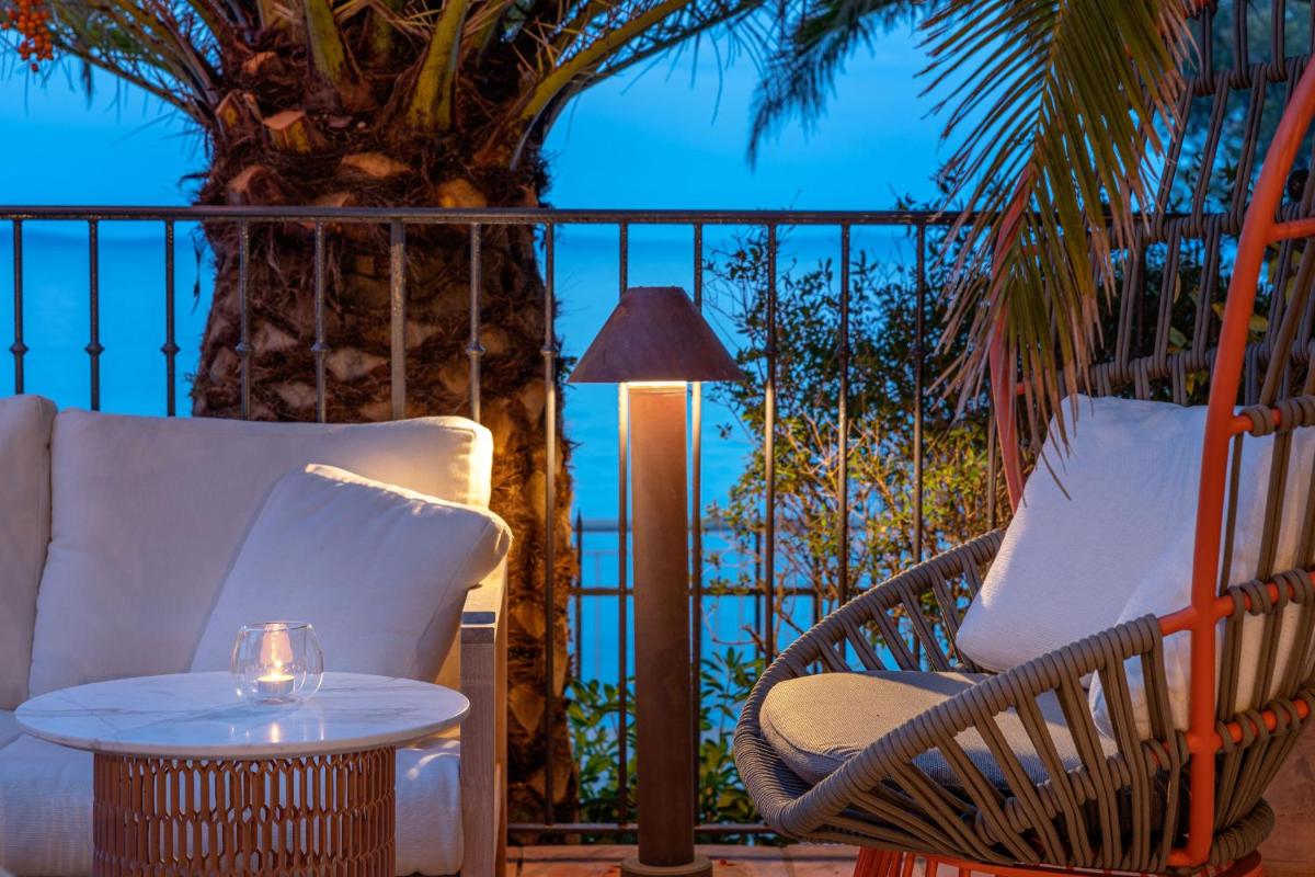 Coin salon dans l'établissement Hôtel Le Bailli De Suffren