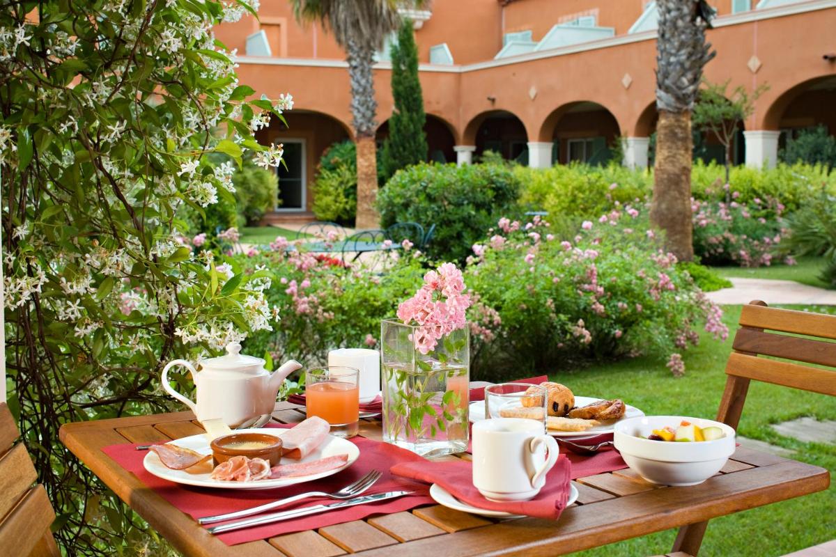 - une table en bois avec de la nourriture et des boissons dans l'établissement Palmyra Golf Hotel & Spa, au Cap d'Agde