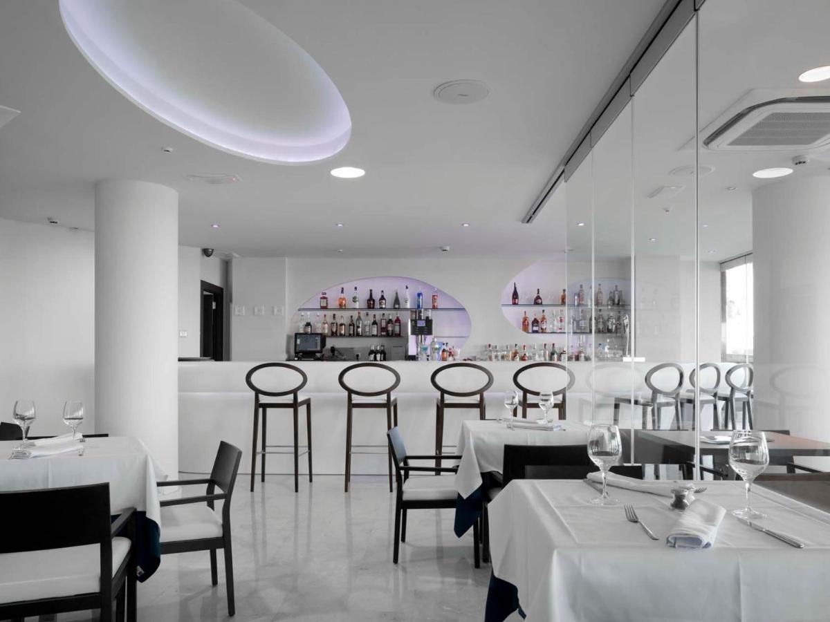 Un restaurante o sitio para comer en Hotel Villa del Mar