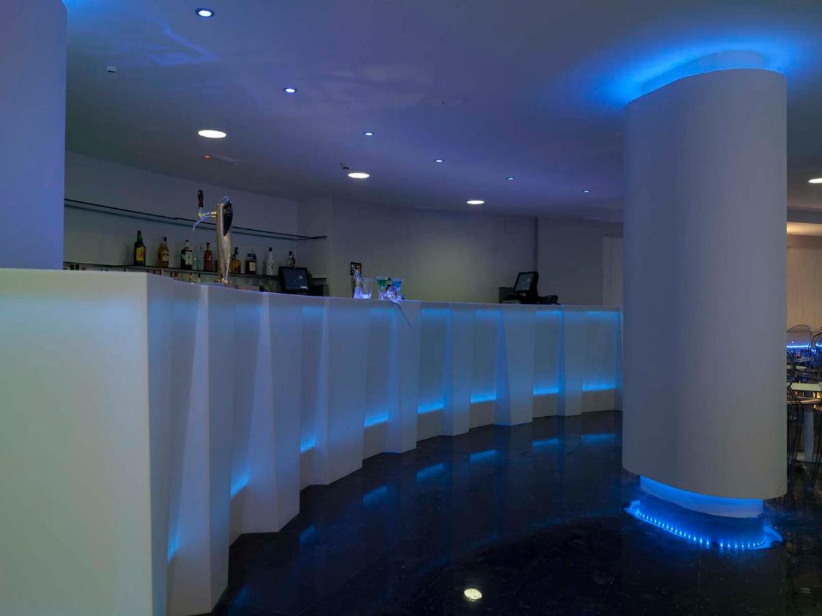 El salón o zona de bar de Hotel Villa del Mar