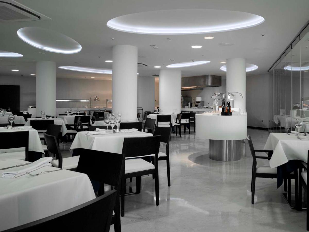 Un restaurante o sitio para comer en Hotel Villa del Mar