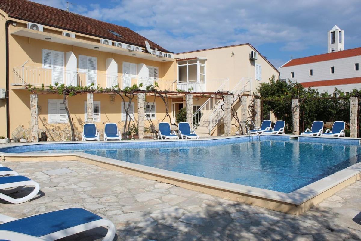 Cosy Sun-Splashed Bedroom - Pansion Hajduk - Housity