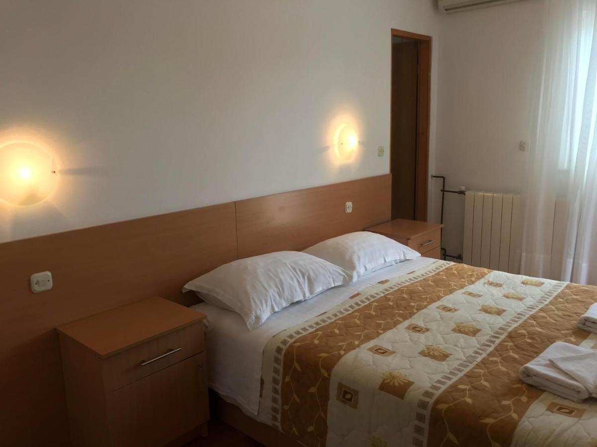 Cosy Sun-Splashed Bedroom - Pansion Hajduk - Housity