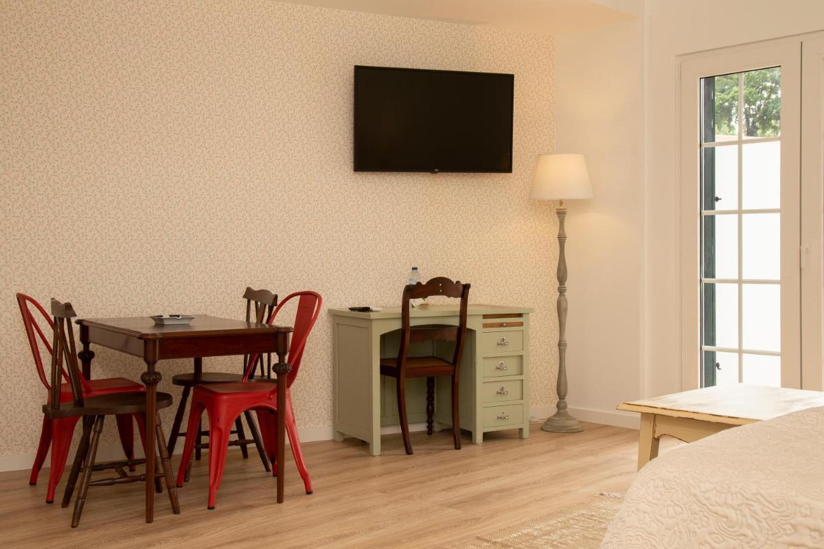 Uma televisão e/ou sistema de entretenimento em Aires da Serra Hotel