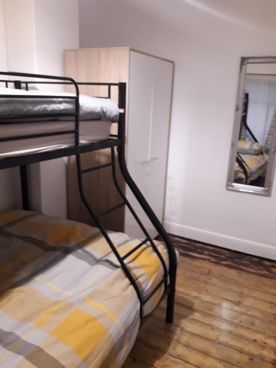 Cosy @ Coleraine Beside Train+Bus Station - Housity