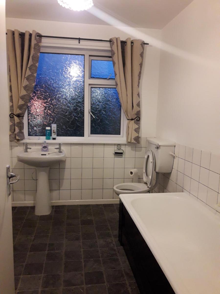Cosy @ Coleraine Beside Train+Bus Station - Housity