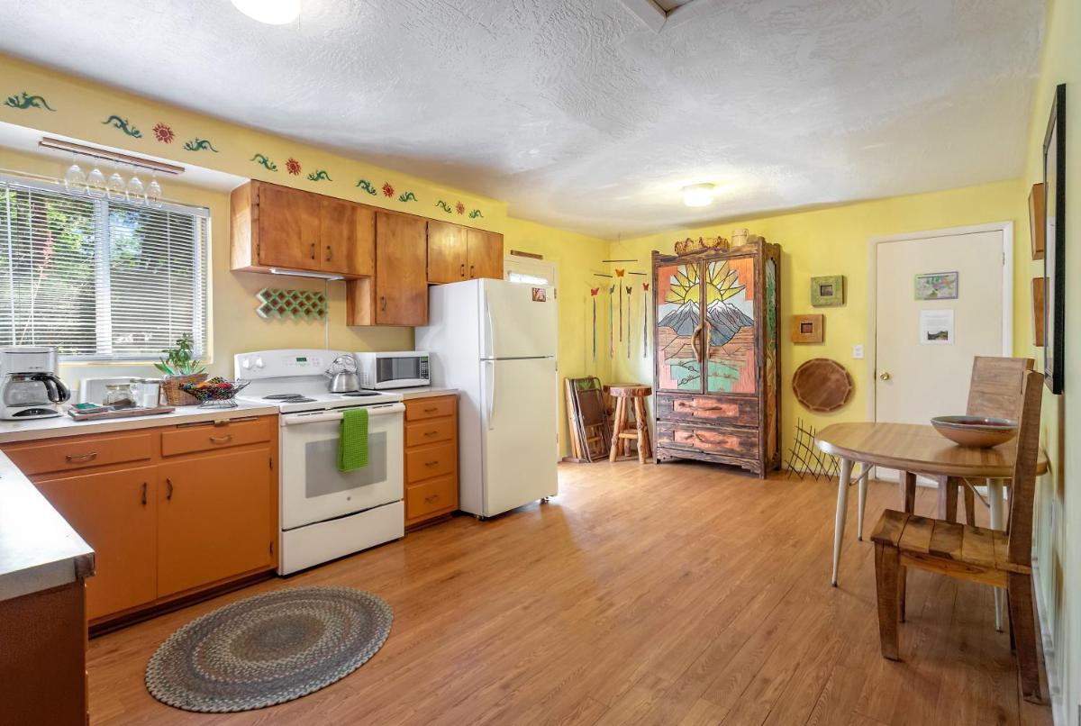 Bright & Sunny Home Near Zion - Housity