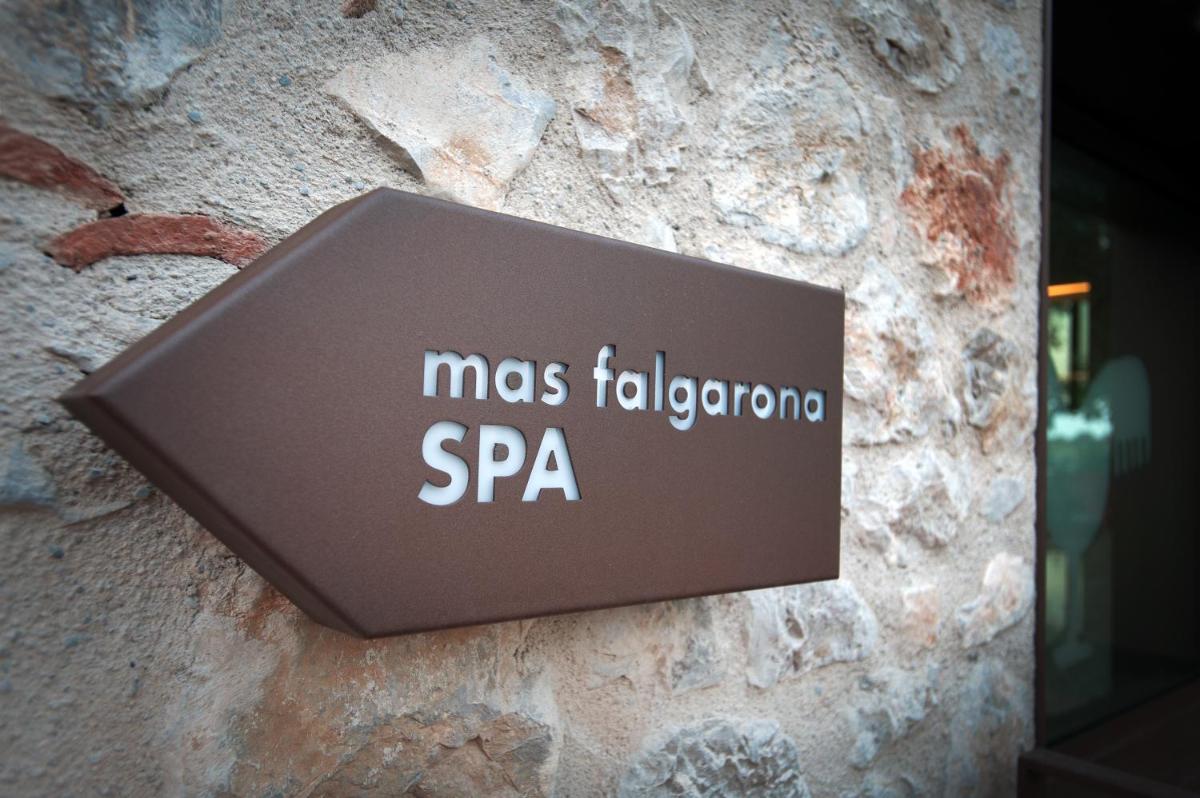 Certificado, premio, señal o documento que está expuesto en Mas Falgarona Hotel Boutique & SPA