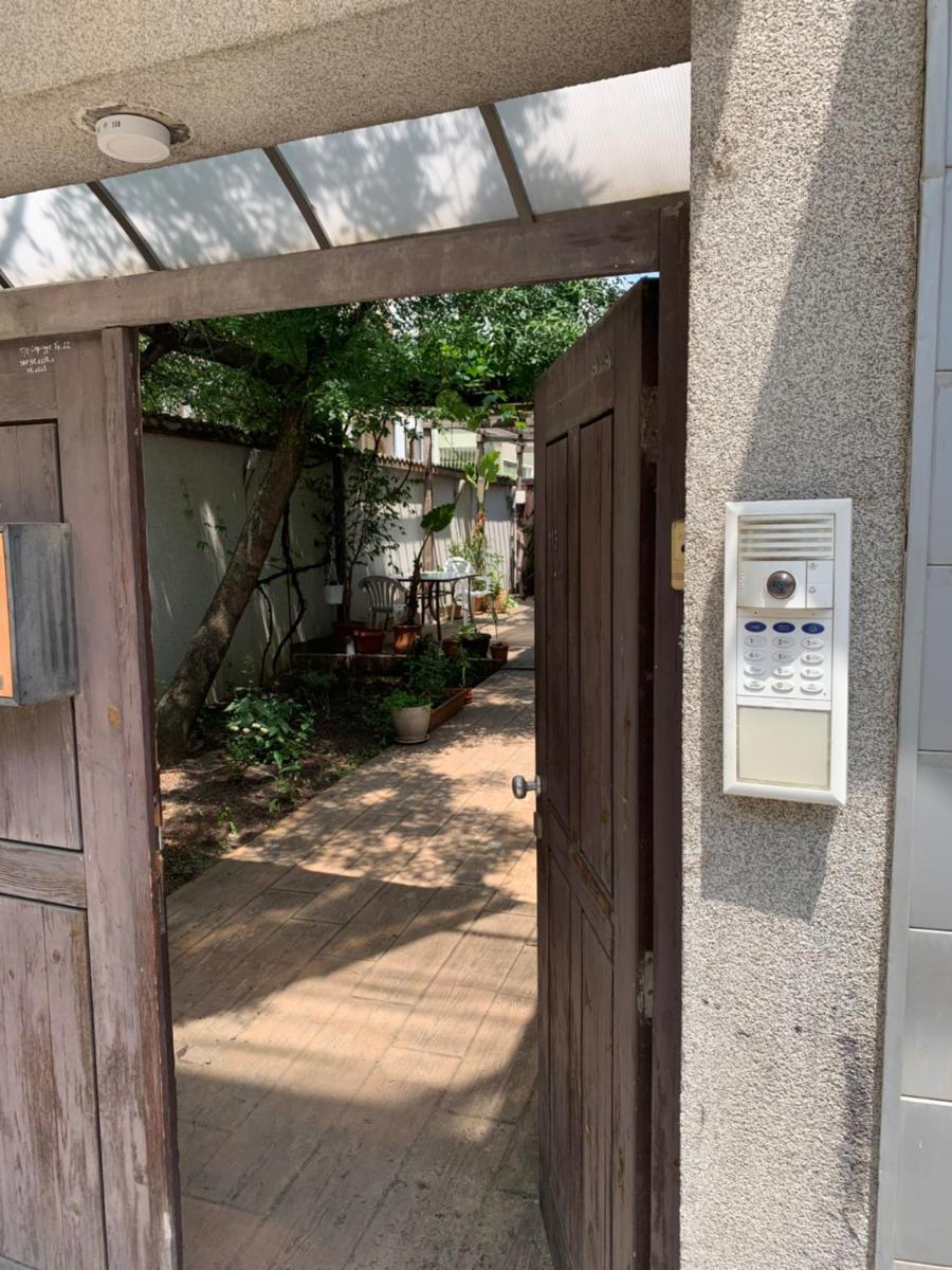 Lilia 3 Self-Check in apartment with hot water despite prevention in the neighborhood, food and drink shop open until 10 pm and free parking area next ot 24 hours food and drink shop and free parking area - Housity