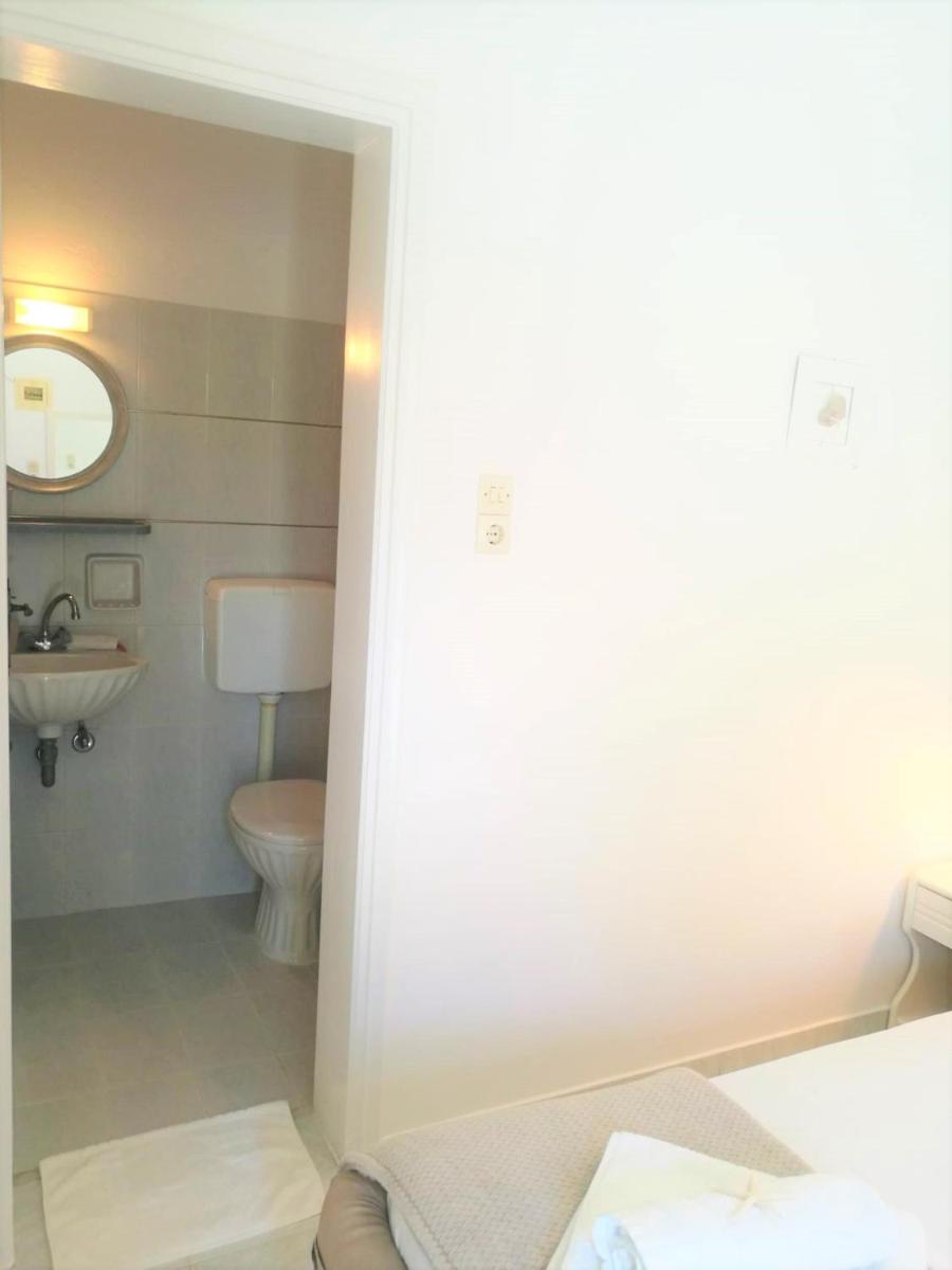 Andreas and Petrinela Rooms - Housity