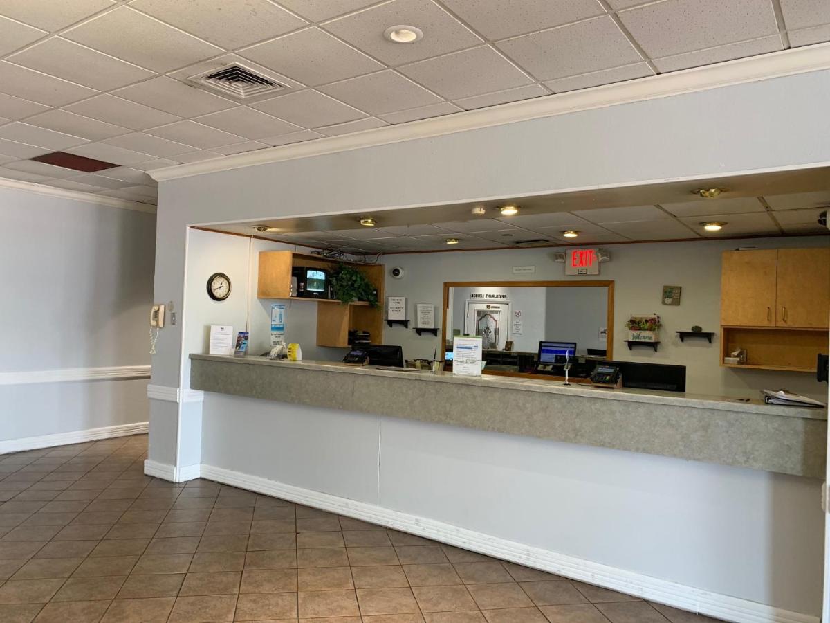 EZ 8 Motel Airporter - Housity