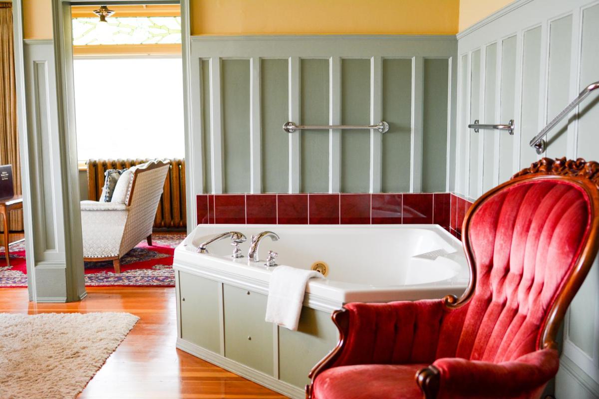 Dashwood Manor Seaside Bed & Breakfast - Housity