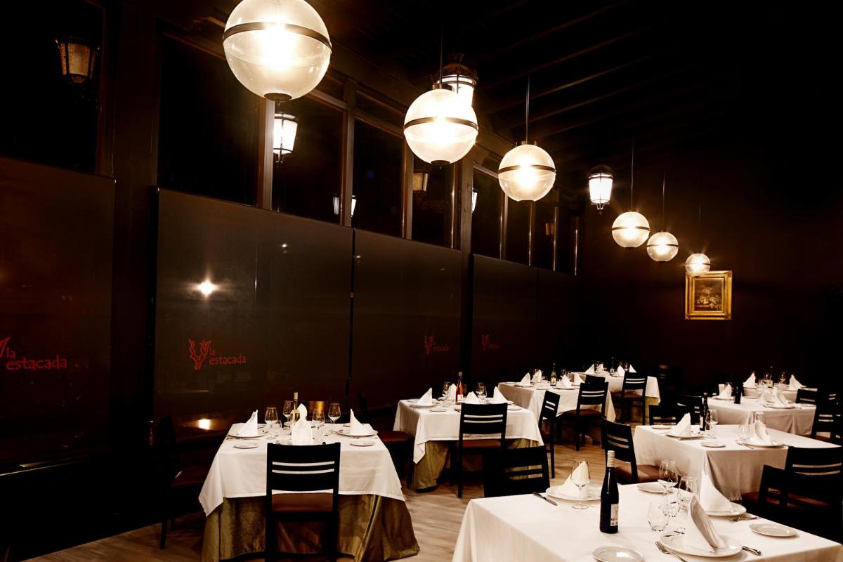 Un restaurante o sitio para comer en Complejo Enoturístico Finca La Estacada