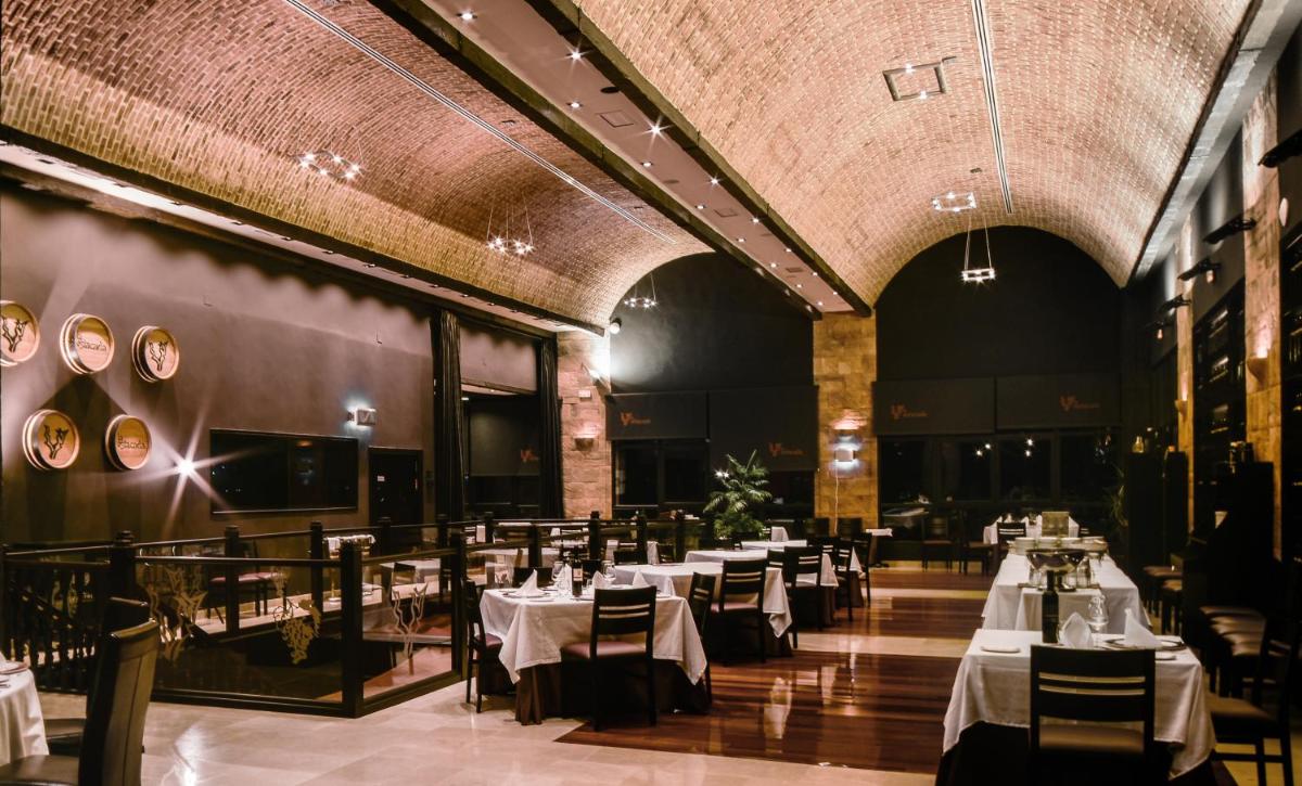 Un restaurante o sitio para comer en Complejo Enoturístico Finca La Estacada