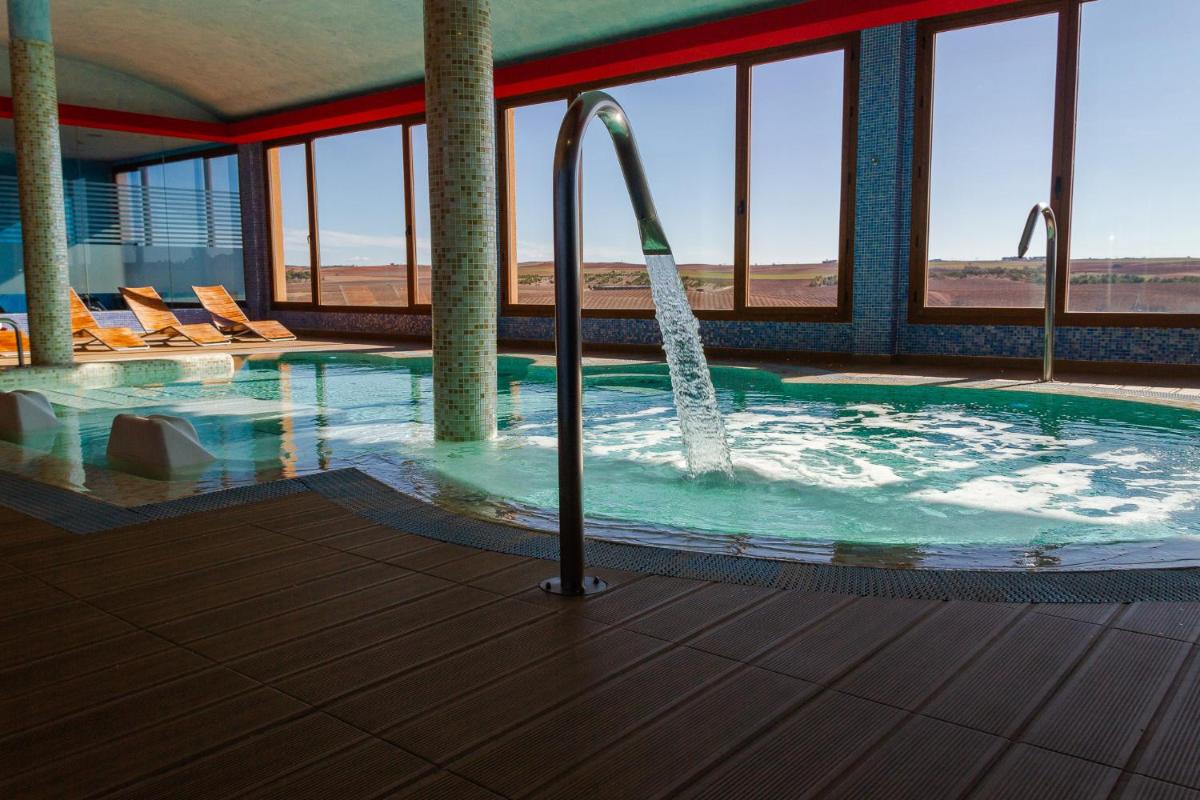 una gran piscina con una fuente de agua en Complejo Enoturístico Finca La Estacada, en Tarancón