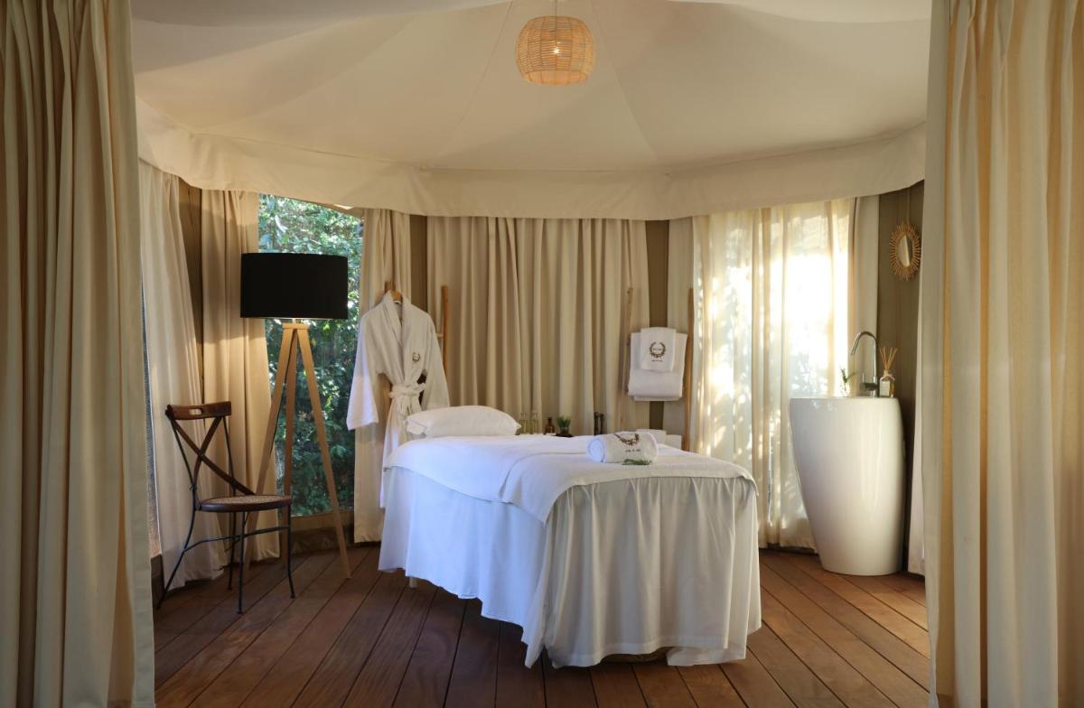 Un ou plusieurs lits dans un hébergement de l'établissement MUSE Saint Tropez - Small Luxury Hotels of the World